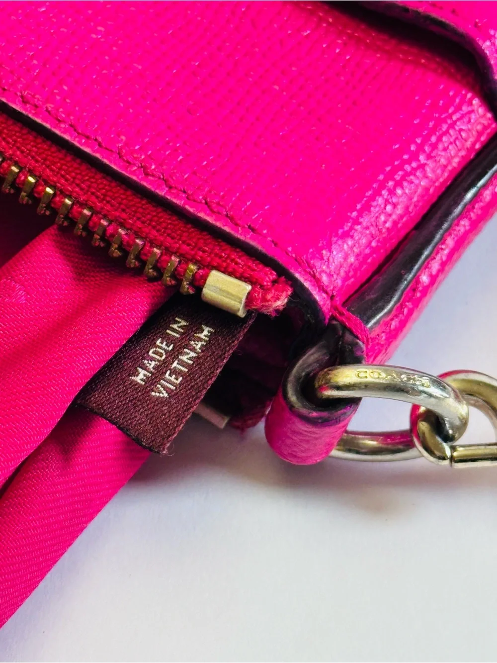 💖 COACH KITT MESSENGER CROSSBODY — BOLD PINK & CLASSIC COACH STYLE! 💖PREOWNED